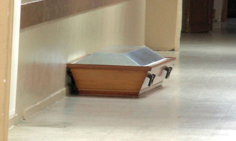 Ölən qardaşına son dəfə baxmaq istəyən şəxs həyatı
