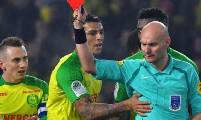 Futbolçunu vuran hakimin cəzası açıqlandı