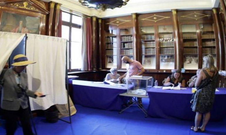 Fransada parlament seçkiləri keçirilir