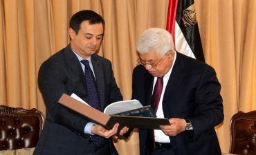 Mahmud Abbasa Azərbaycan İslam irsini əks etdirən 