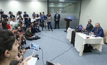 Paşinyan kresloya oturan kimi Sərkisyana çevrildi