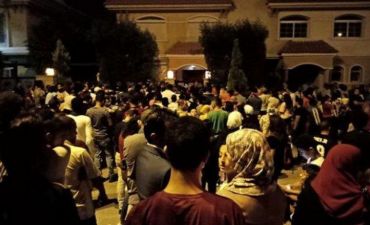 Yüzlərlə misirli Salahın evi qarşısında - VİDEO