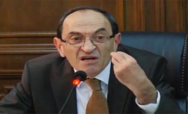 Qul ağasına barmaq silkələyir