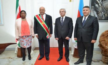 Səfir Elxan Poluxov etimadnamələrini Surinam prezi
