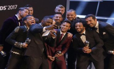 İlin ən bahalı selfisi: Neymar gecəyə Messinin 