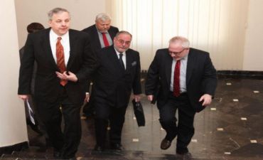 Onlar özlərinə aid olan işlə məşğul deyillər