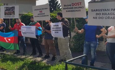 Praqada Ermənistan səfirliyi önündə etiraz aksiyas