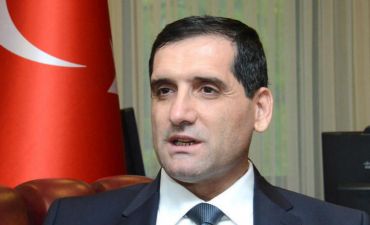 Pərvin sinəsinə döymə etdirdi - FOTO