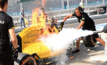 Formula 1 pilotunun bolidi yandı
