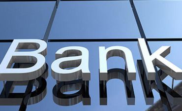 Bakıda gecə vaxtı banka daşla hücum