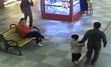 Ata 9 ay əvvəl qaçırılan oğlunu ticarət mərkəzində