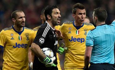 Buffon ÇL-də ilk dəfə qırmızı vərəqə alıb - FOTO