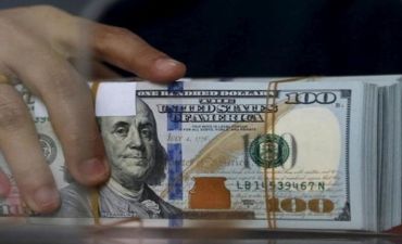 Azərbaycanda banklar dollar satışını 2,7 dəfə azal