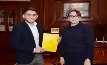 Azərbaycanlı güləşçiyə ev mükafat verildi