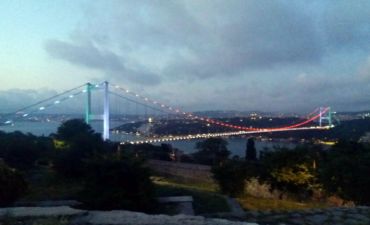 Bayrağımızın rəngləri İstanbul boğazından bərq vur