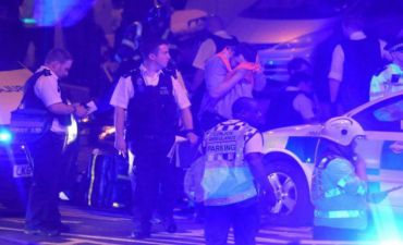 Londonda sürücü avtomobili məsciddən çıxan insanla