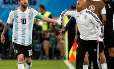 Messi hər kəsin önündə baş məşqçisini biabır etdi