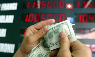 Azərbaycan bankları dollar satışını 2,6 dəfə azald