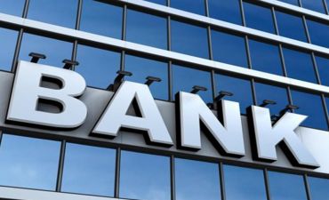 İki bank kompensasiyaların verilməsində pozuntular